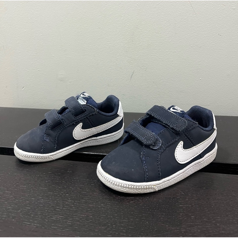 Nike navy Velcro 7c court borough trainer